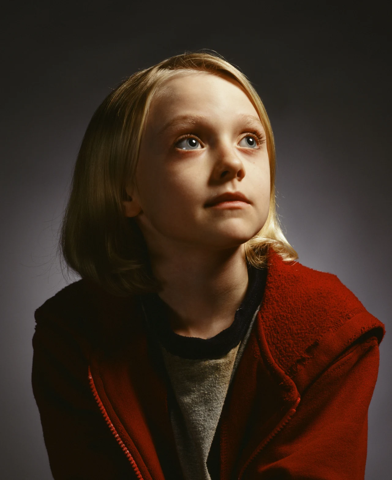 W "Wojnie światów" (2005) ponownie współpracowała ze Stevenem Spielbergiem. Wcieliła się w córkę postaci Toma Cruise'a, który starał się uratować swoją rodzinę w czasie inwazji obcych na Ziemię.