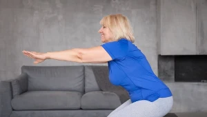 Robisz przysiady w ten sposób? Wiele osób popełnia ten błąd i nie widzi efektów