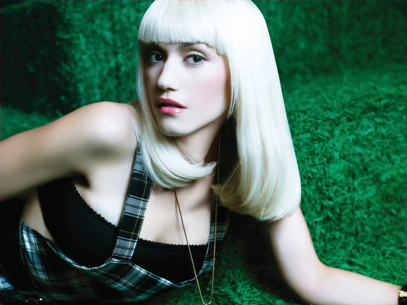 Stefani po zawieszeniu dzielności grupy postawiła na solową karierę. Debiut wokalistki pt. "Love. Angel. Music. Baby" okazał się hitem sprzedażowym (siedem milionów egzemplarzy). Promowały go takie przeboje jak "What You Waiting For?", "Rich Girl" i "Hollaback Girl". 