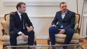 Ołeh Sencow (P) podczas spotkania z prezydentem Francji Emmanuelem Macronem