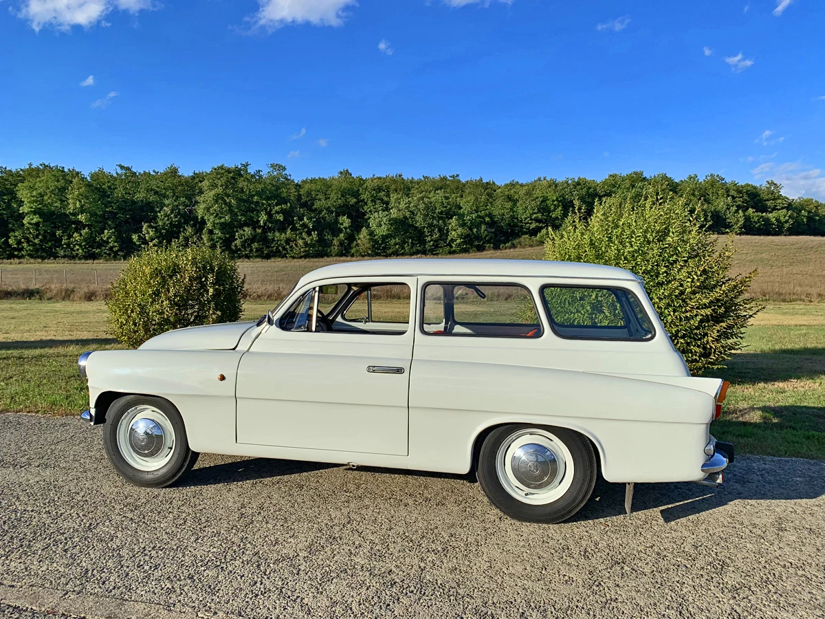 Wróćmy jednak do modelu, który rozpoczął historię Octavii i dla potrzeb edytorskich nazwijmy ją generacją zero. W 1959 roku było to na wskroś nowoczesne auto. Z silników o pojemnościach 1089 lub 1221 cm sześciennych czechosłowaccy specjaliści wyciągali moce od 40 do 55 koni mechanicznych, klienci mogli zamawiać wersje sedan lub kombi, a nieco podrasowane wersje osiągały nawet sukcesy w rajdach i wyścigach.