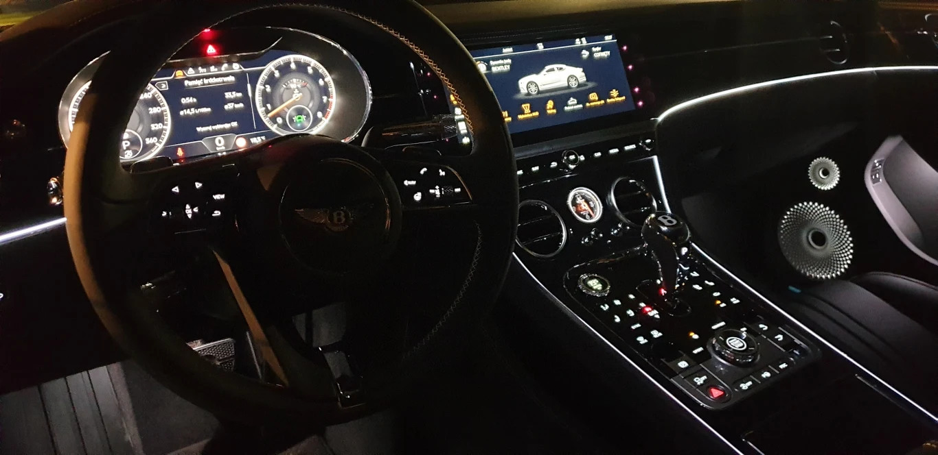 Naciskamy przycisk z napisem „start engine”. Wcześniej jednak uchylamy szybę w drzwiach. Po co? By wyraźniej usłyszeć fantastyczne dźwięki dobywające się z rur wydechowych.