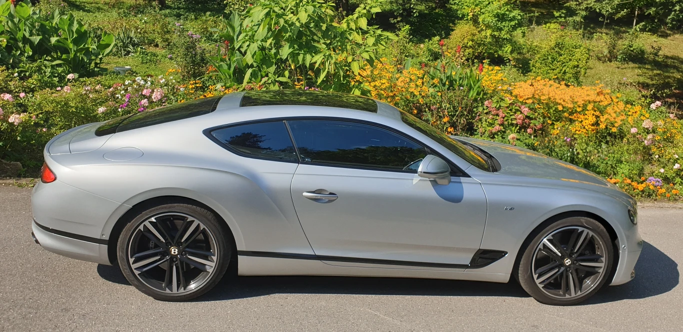 Angielska rodzina królewska ma germańskie korzenie. Prababka Elżbiety II mówiła po niemiecku. I nikomu to nie przeszkadza. Nikt przy zdrowych zmysłach nie uznał też za mezalians przejęcia w 1998 r. Bentleya przez koncern Volkswagen. To prawda, Continental GT Coupe V8 został zbudowany na niemieckim fundamencie (dzieli płytę podłogową z Porsche Panamerą, poprzednia generacja - z VW Phaetonem) i ma niemieckie serce w postaci potężnego silnika, instalowanego również w innych modelach ze stajni VAG