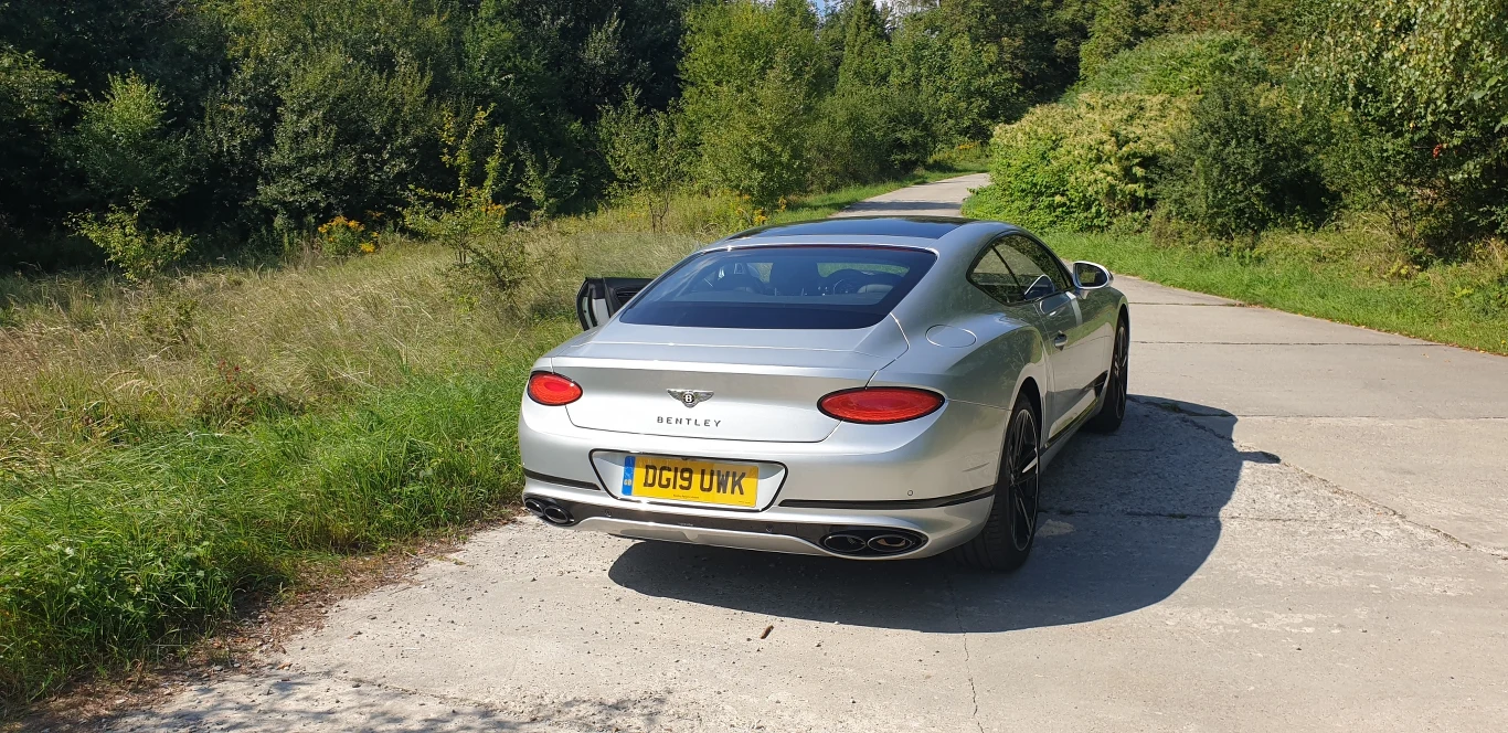 Prezentował się dostojnie, a jednocześnie sportowo. Niczym noszący się z lekka konserwatywnie angielski dżentelmen, który swoją muskulaturą i opalenizną pokazuje, że bardziej od cygar i whisky ceni windsurfing i grę w polo.