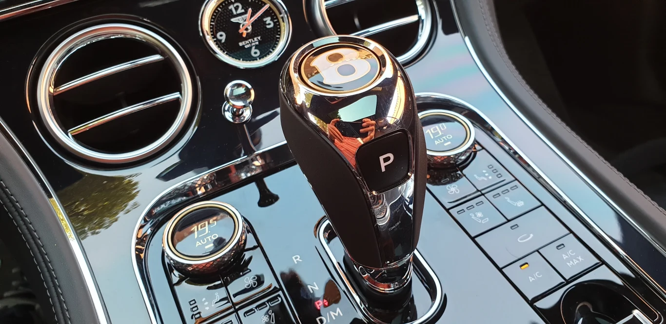 Bentleyem nie trzeba jeździć. Wystarczy w nim posiedzieć. Umościć się w królewskich fotelach, zapewniających wszelkie wygody z kilkoma programami masażu włącznie. Rozkoszować się zapachem naturalnej, najwyższej jakości skóry. Dotknąć najprawdziwszego metalu i szlachetnego, eukaliptusowego drewna. 