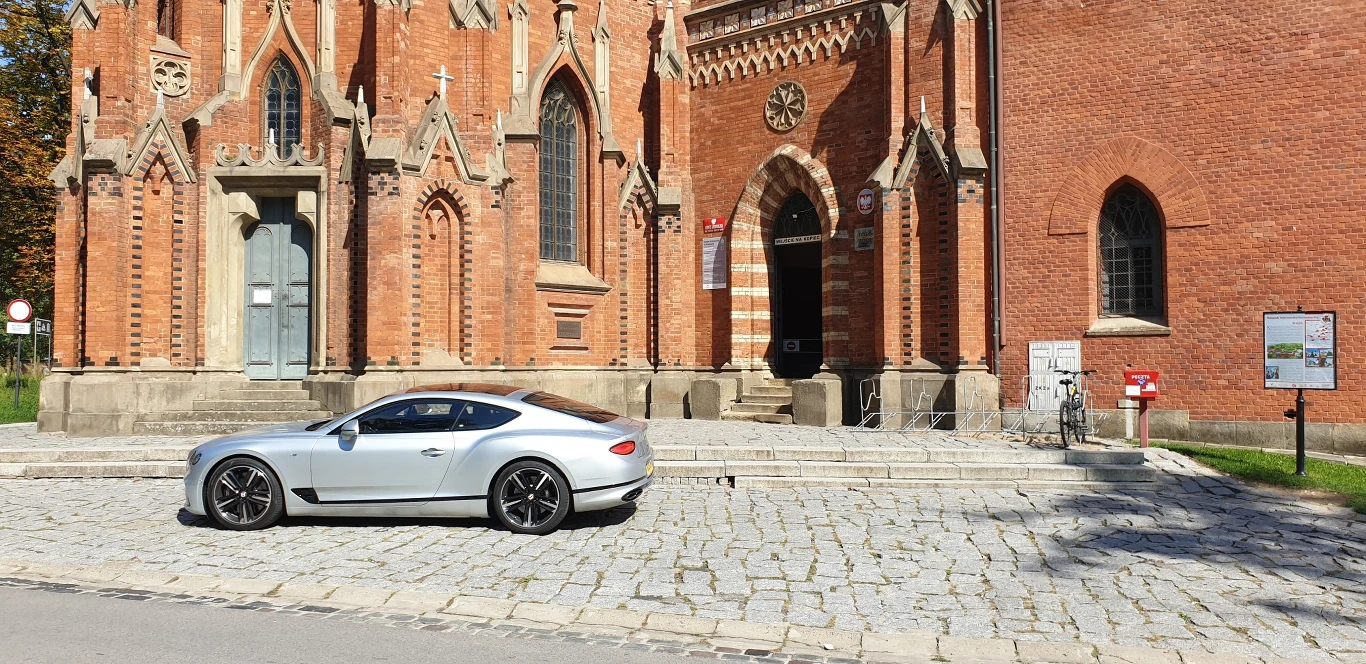 „Nasz” Bentley rozpędza się do 100 km/godz. po czterech sekundach od startu, a jego prędkość maksymalną producent określa na dokładnie 318 km/godz. 