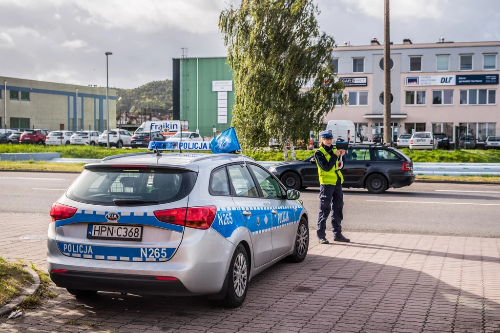 Policjanci sprawdzenia przebiegu dokonują podczas rutynowych kontroli