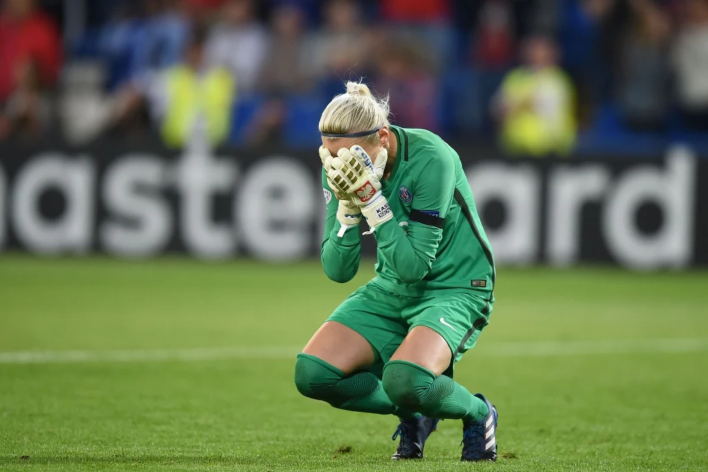 Katarzyna Kiedrzynek płacze po porażce w finale Ligi Mistrzyń z Olympique Lyon