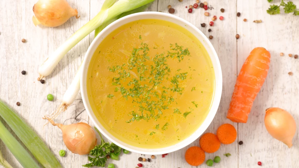Bulion warzywny jest podstawą wielu zup