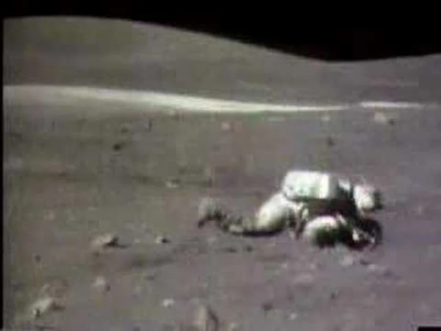 Utrata równowagi przez astronautę w trakcie księżycowej misji Apollo 16 