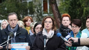 Małgorzata Kidawa-Błońska, Tomasz Grodzki i Jagna Marczułajtis podczas konferencji prasowej przed Szpitalem Powiatowym w Zakopanem