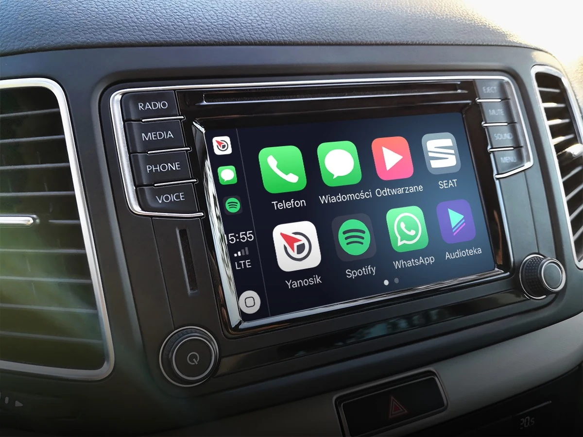 Ekran samochodu z aplikacją WhatsApp działającą w trybie Apple CarPlay po najnowszej aktualizacji.