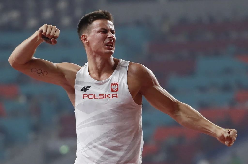 Paweł Wiesiołek podczas skoku o tyczce MŚ w Dosze
