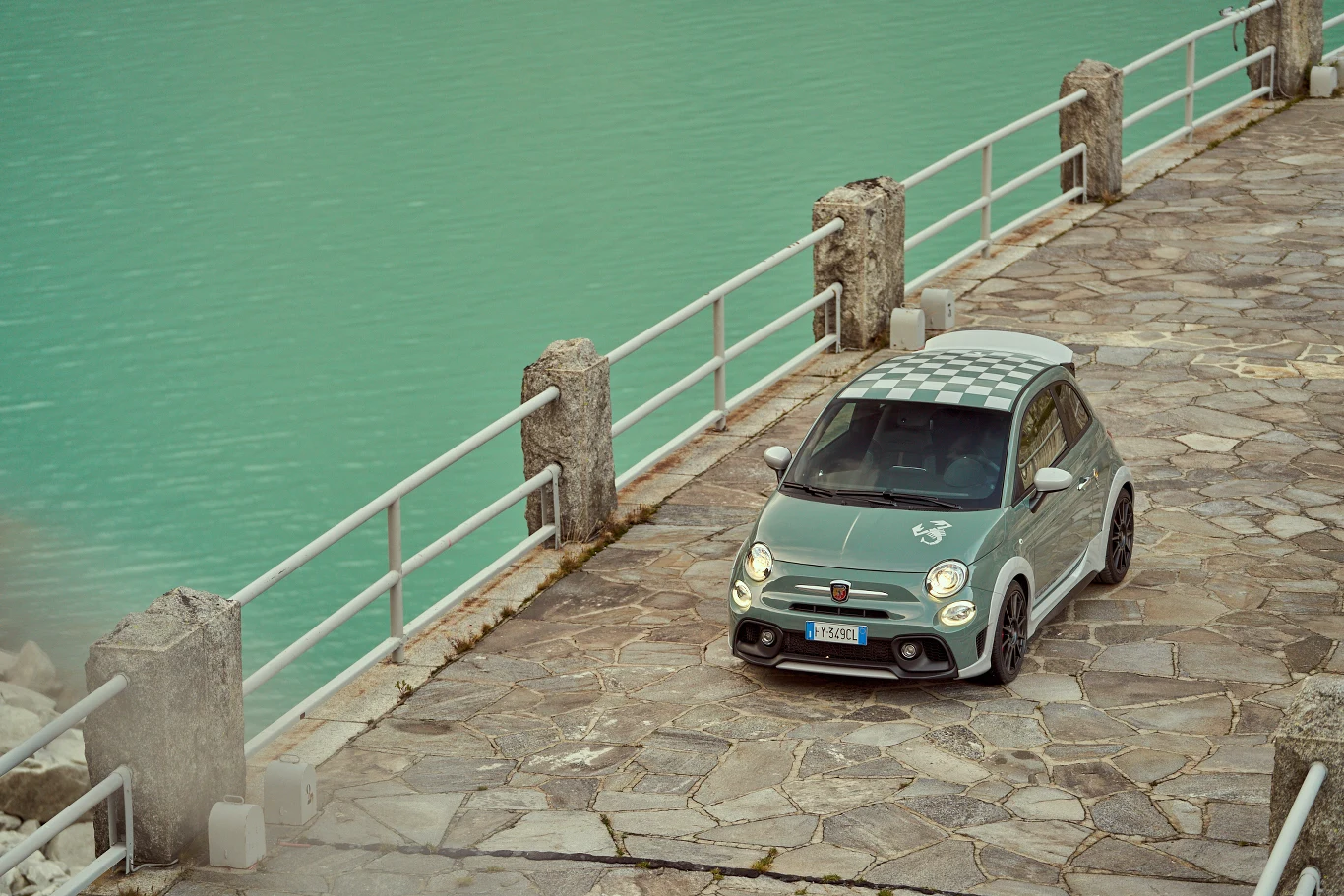 Abarth 695 70° Anniversario wyprodukowany zostanie w limitowanej edycji 1949 egzemplarzy.