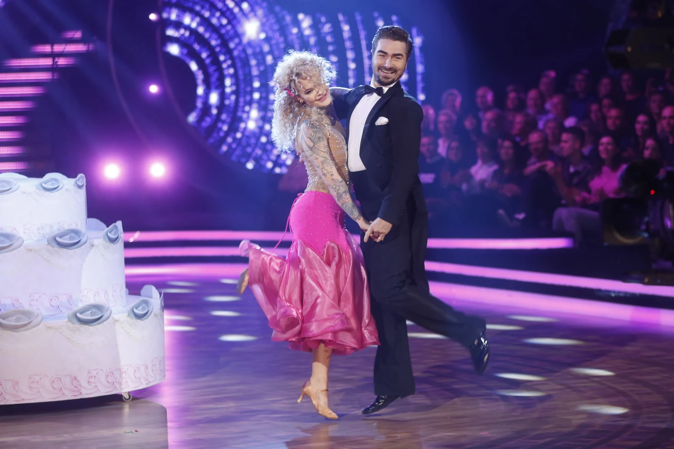 Monika Miller i Jan Kliment zatańczyli quickstepa do przeboju "Słodkiego miłego życia". Iwona Pavlović była pod wrażeniem chodzenia na rękach, które wprowadziła do choreografii Miller. Jeśli jednak idzie o sam taniec...  "Nie udźwignęłaś tego, co charakterystyczne dla quickstepa - szaleństwa w nogach i spokoju na górze" - oceniła jurorka. "Chodzenie na rękach - super, quickstep - bardzo cieniutki" - dodał Michał Malitowski.

"Coraz więcej oddechu, coraz mniej spięcia" - pochwalił modelkę Andrzej Grabowski. Juror dodał, że w tej fryzurze Miller przypomina mu Violettę Villas. Para otrzymała 17 punktów.