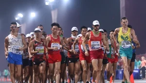 Zawodnicy na trasie. Toshikazu Yamanishi (drugi z lewej w pierwszym rzędzie)