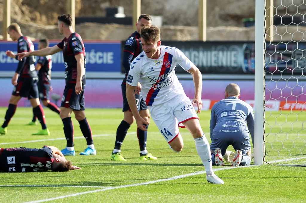 Kamil Kościelny cieszy się ze zdobycia bramki na 2-1 dla Rakowa Częstochowa Kamil Kościelny cieszy się ze zdobycia bramki na 2-1 dla Rakowa Częstochowa