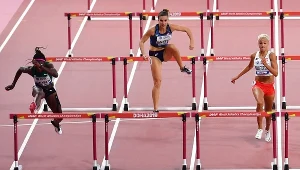 Tobi Amusan (pierwsza z lewej) i Karolina Kołeczek (pierwsza z prawej)