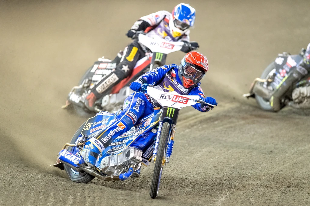 Bartosz Zmarzlik (kask czerwony) i Maciej Janowski (niebieski) w biegu nr 2 podczas żużlowej Grand Prix Polski na Motoarena Toruń Bartosz Zmarzlik (kask czerwony) i Maciej Janowski (niebieski) w biegu nr 2 podczas żużlowej Grand Prix Polski na Motoarena Toruń