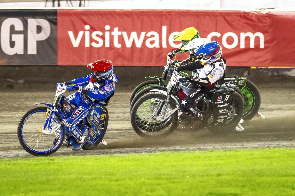 Bartosz Zmarzlik (kask czerwony), Maciej Janowski (niebieski), Patryk Dudek (żółty) i Fredrik Lindgren ze Szwecji (biały) Bartosz Zmarzlik (kask czerwony), Maciej Janowski (niebieski), Patryk Dudek (żółty) i Fredrik Lindgren ze Szwecji (biały)