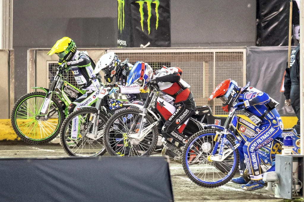 Bartosz Zmarzlik (kask czerwony), Maciej Janowski (niebieski), Patryk Dudek (żółty) i Fredrik Lindgren ze Szwecji (biały) Bartosz Zmarzlik (kask czerwony), Maciej Janowski (niebieski), Patryk Dudek (żółty) i Fredrik Lindgren ze Szwecji (biały)