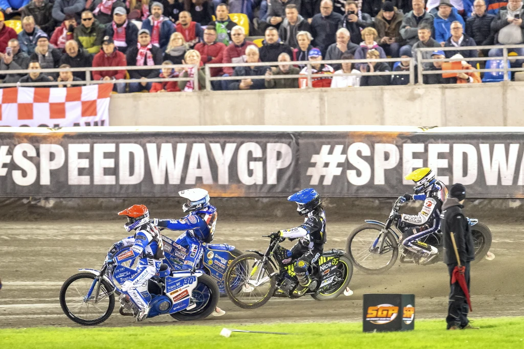 Antonio Lindbaeck (kask czerwony), Adrian Miedziński (niebieski) z Polski, Rosjanin Emil Sajfutdinow (żółty) i Robert Lambert z W. Brytanii (biały) Antonio Lindbaeck (kask czerwony), Adrian Miedziński (niebieski) z Polski, Rosjanin Emil Sajfutdinow (żółty) i Robert Lambert z W. Brytanii (biały)