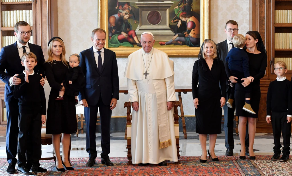 Kasia Tusk z rodziną na audiencji u papieża Franciszka, fot. Kasia Tusk na audiencji u papieża Franciszka, fot. ANSA Pool/Associated Press Kasia Tusk z rodziną na audiencji u papieża Franciszka, fot. Kasia Tusk na audiencji u papieża Franciszka, fot. ANSA Pool/Associated Press