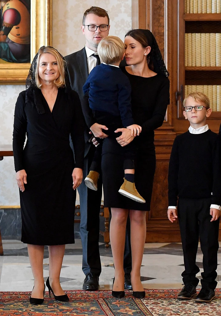 Żona i syn Donalda Tuska z rodziną, fot. ETTORE FERRARI/AFP Żona i syn Donalda Tuska z rodziną, fot. ETTORE FERRARI/AFP