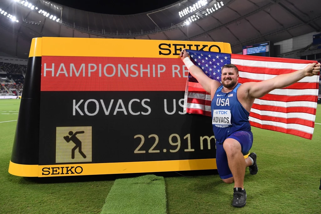 Joe Kovacs celebrujący tytuł mistrza świata Joe Kovacs celebrujący tytuł mistrza świata