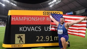 Joe Kovacs celebrujący tytuł mistrza świata