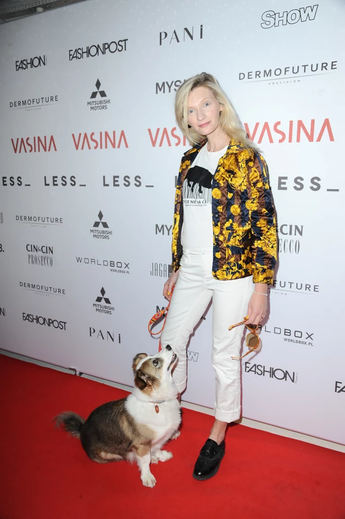 Agata Buzek z psem na pokazie mody
