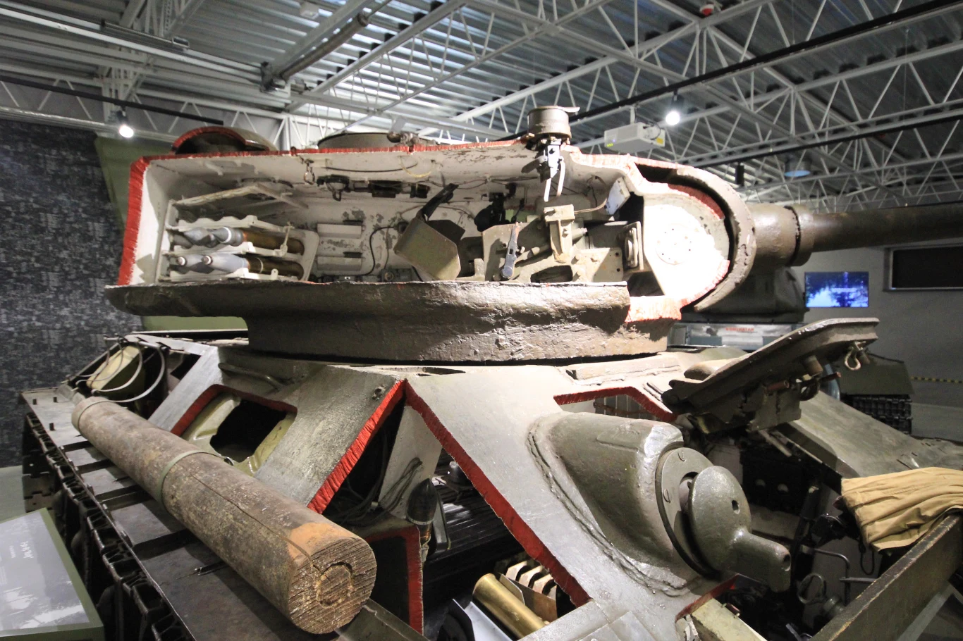 Z kolei w serialu słynnego „Rudego” zagrało co najmniej osiem czołgów wyłącznie w wersji T-34-85. Wynikało to z niewielkiej liczby T-34 pierwszych wersji, jakie ostały się na stanie Wojska Polskiego w latach 60. Na pewno do dziś zachował się jeden z nich - stojący w poznańskim Muzeum Broni Pancernej T-34-85, który służył do zdjęć kręconych we wnętrzu czołgu. Drugi znajduje się w Muzeum Motoryzacji i Techniki w Otrębusach. Zagrał on jedynie epizodyczną rolę w odcinku „Rozstajne drogi” i był jednym z kilku dublerów, które grały „Rudego” podczas scen kręconych na poligonie w Żaganiu. Z kolei w serialu słynnego „Rudego” zagrało co najmniej osiem czołgów wyłącznie w wersji T-34-85. Wynikało to z niewielkiej liczby T-34 pierwszych wersji, jakie ostały się na stanie Wojska Polskiego w latach 60. Na pewno do dziś zachował się jeden z nich - stojący w poznańskim Muzeum Broni Pancernej T-34-85, który służył do zdjęć kręconych we wnętrzu czołgu. Drugi znajduje się w Muzeum Motoryzacji i Techniki w Otrębusach. Zagrał on jedynie epizodyczną rolę w odcinku „Rozstajne drogi” i był jednym z kilku dublerów, które grały „Rudego” podczas scen kręconych na poligonie w Żaganiu.