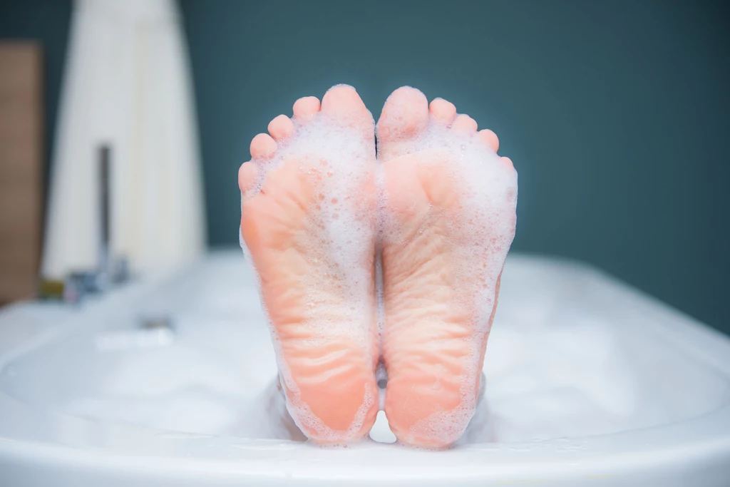 Gdy stopy zmarzły, warto zrobić im kąpiel