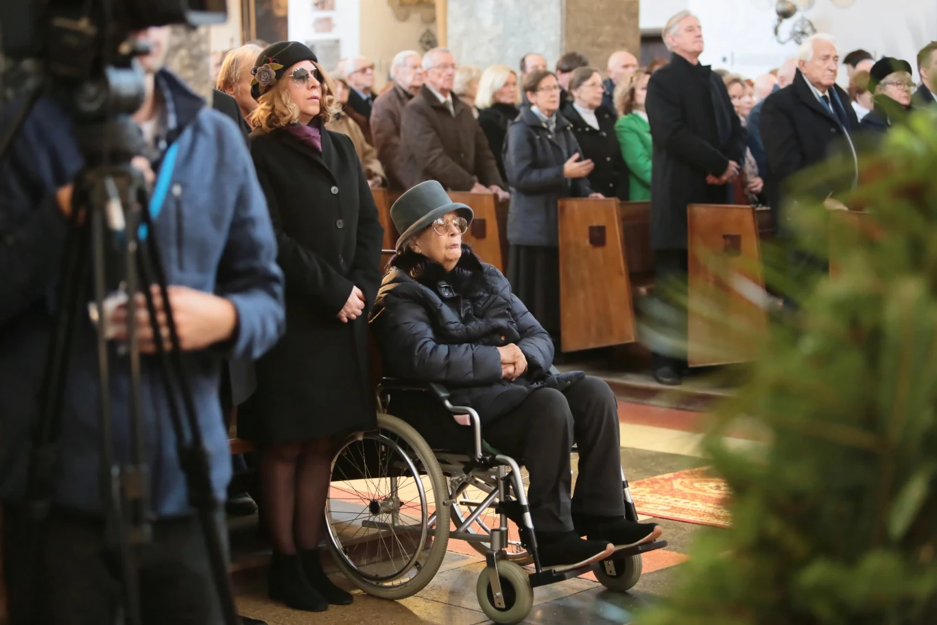 Żona Jana Kobuszewskiego, Hanna Zembrzuska (C) i córka Marianna podczas uroczystości pogrzebowych Jana Kobuszewskiego - mszy świętej pogrzebowej w kościele św. Stanisława Kostki w Warszawie.