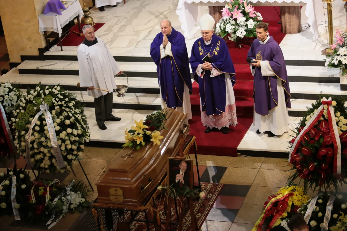 Biskup Piotr Jarecki (2P) podczas uroczystości pogrzebowych Jana Kobuszewskiego - mszy świętej pogrzebowej w kościele św. Stanisława Kostki w Warszawie.
