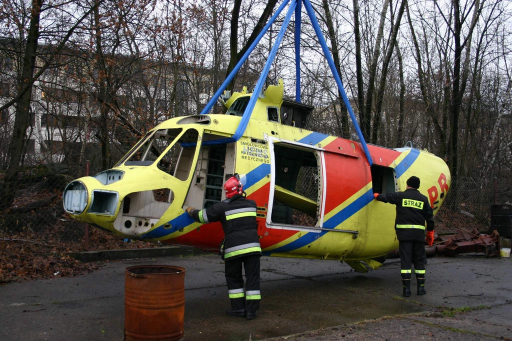 Załadunek kadłuba śmigłowca PZL W3A Sokół TOPR przekazanego do Muzeum Ratownictwa w Krakowie