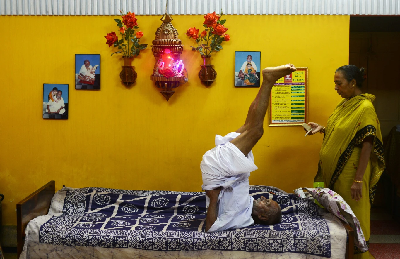 Swami Sivanada jest w świetnej formie i całkowicie samodzielny. Często podróżuje pociągami po Indiach oraz samolotami do Europy, gdzie w Wielkiej Brytanii, Szwajcarii i Niemczech spotyka się ze swoimi naśladowcami. Swami Sivanada jest w świetnej formie i całkowicie samodzielny. Często podróżuje pociągami po Indiach oraz samolotami do Europy, gdzie w Wielkiej Brytanii, Szwajcarii i Niemczech spotyka się ze swoimi naśladowcami.