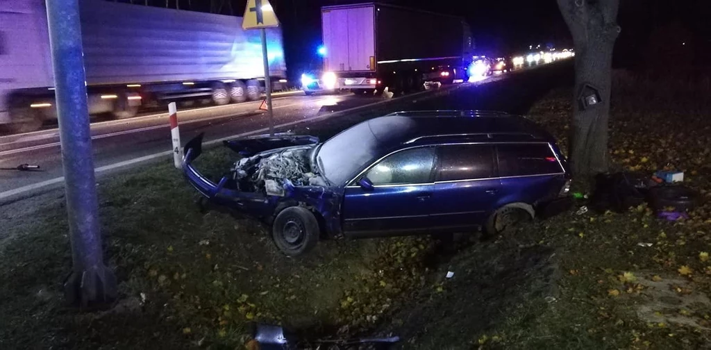 Passat, którym jechał policjant z 2-letnim dzieckiem