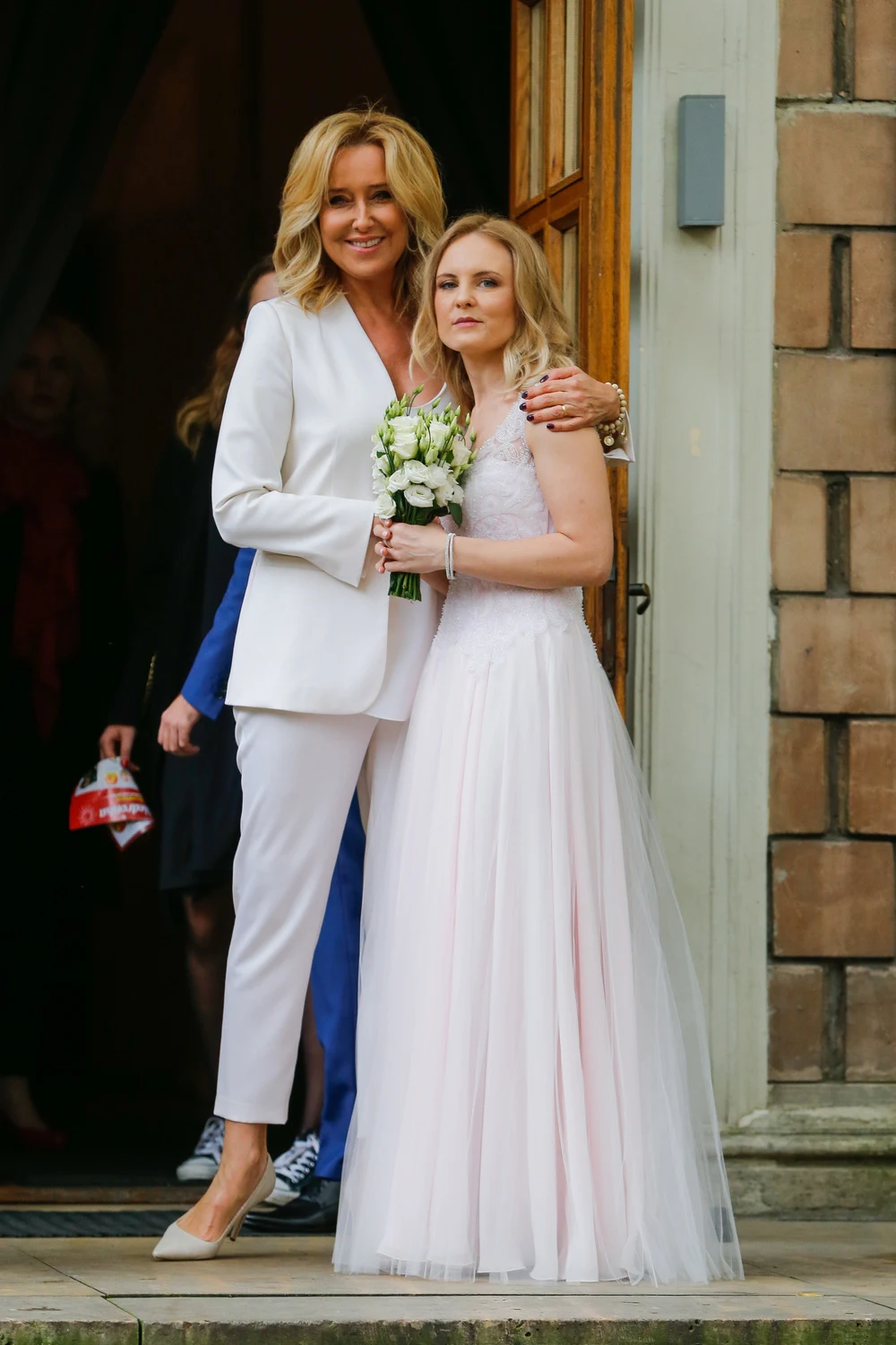 Agata Młynarska wychowała dwie adoptowane córki. Na zdjęciu jedna z nich - Sylwia Mor w dniu swego ślubu (2017) Agata Młynarska wychowała dwie adoptowane córki. Na zdjęciu jedna z nich - Sylwia Mor w dniu swego ślubu (2017)