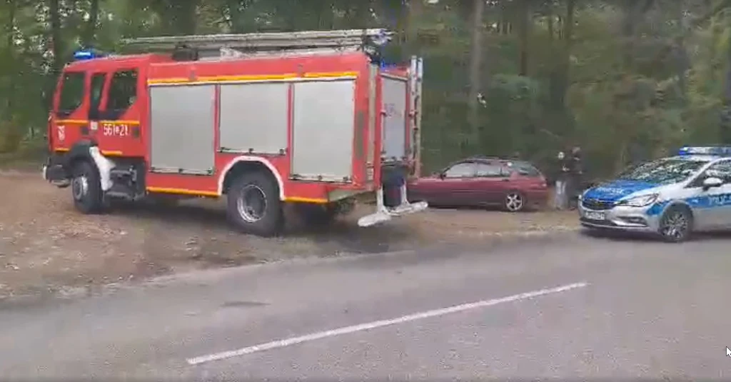 Wóz straży pożarnej i radiowóz jadą na miejsce zdarzenia w Kuźni Raciborskiej Wóz straży pożarnej i radiowóz jadą na miejsce zdarzenia w Kuźni Raciborskiej