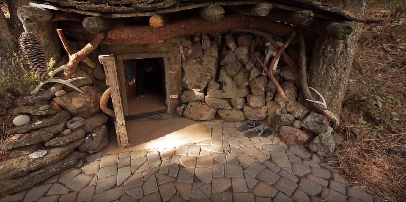 Price "Hobbita" przeczytał w liceum, ale pomysł, aby rzucić wszystko i zamieszkać w lesie zrealizował dopiero po latach Price "Hobbita" przeczytał w liceum, ale pomysł, aby rzucić wszystko i zamieszkać w lesie zrealizował dopiero po latach