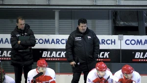 Trener Comarch Cracovia Rudolf Rohaczek (w środku)