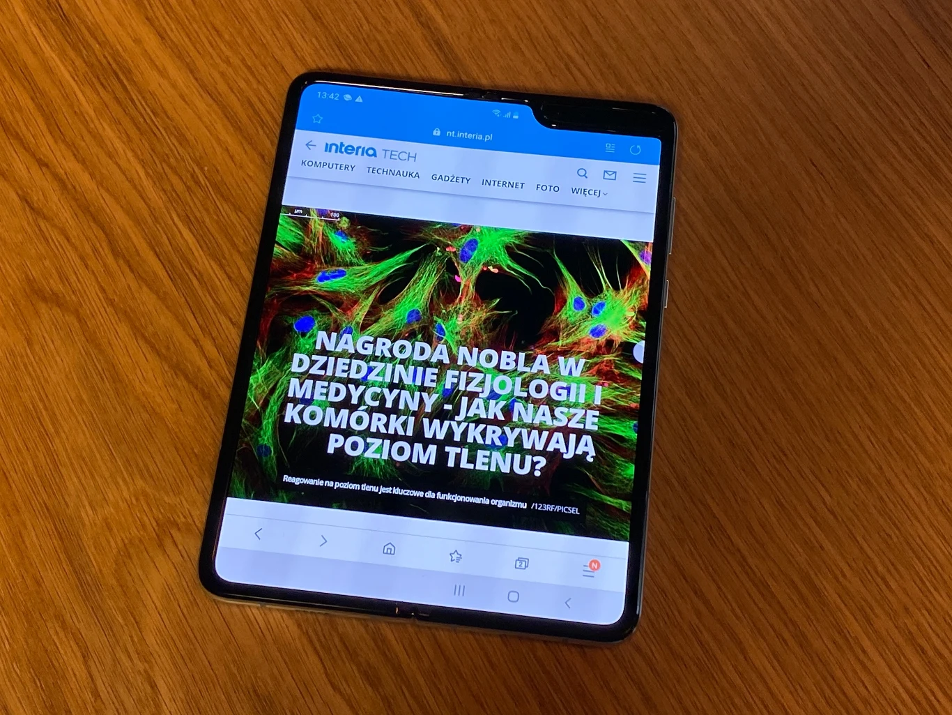Nowa składana konstrukcja Galaxy Fold umożliwia korzystanie ze smartfonu w całkowicie nowy sposób. Składany ekran sprawia, że mamy przed sobą połączenie klasycznego smartfona oraz czegoś na kształt tabletu. To gadżet przywodzący na myśl filmy fantastyczno-naukowe 