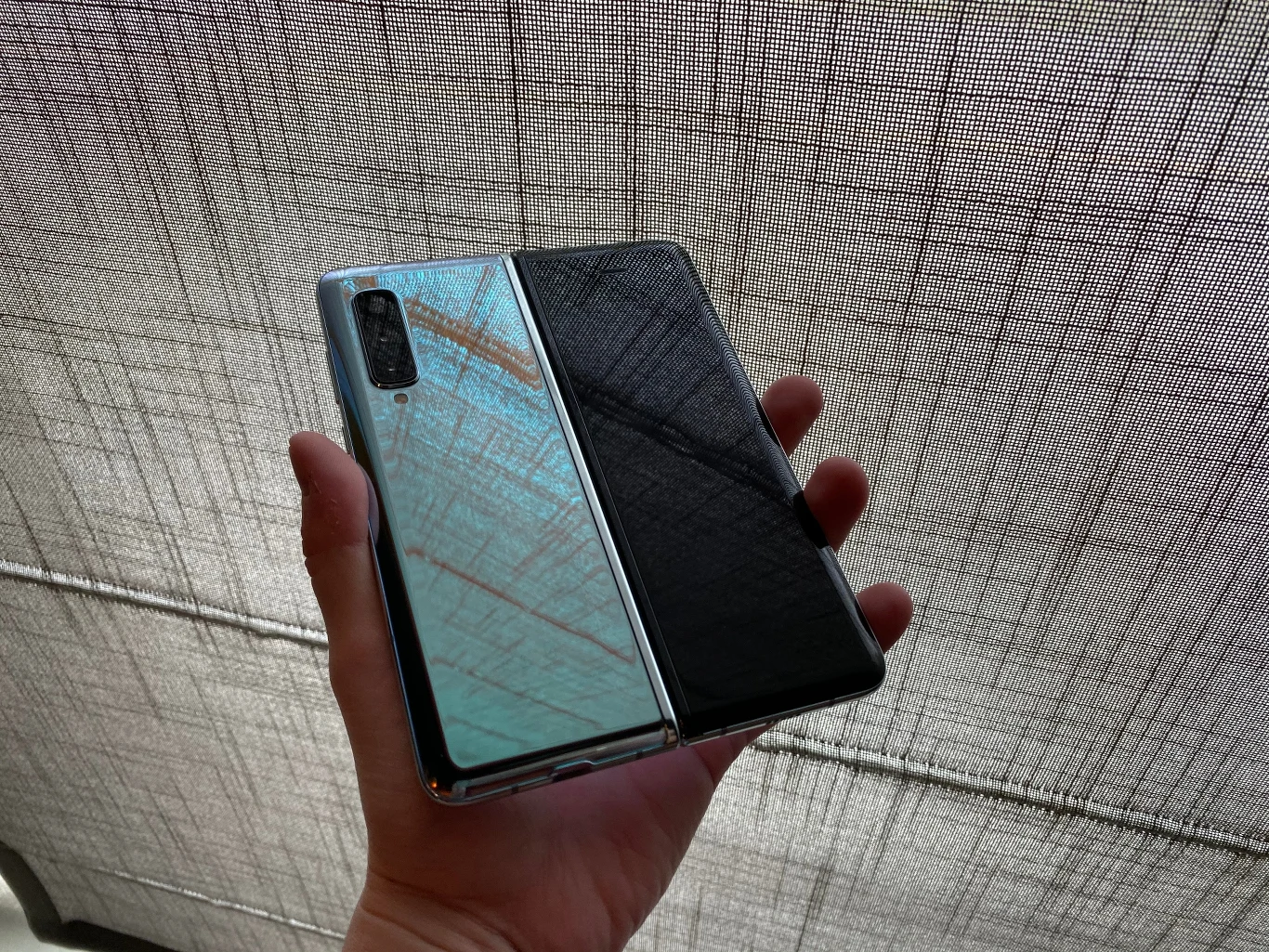 Samsung Galaxy Fold to pierwszy składany smartfon, który oficjalnie dotarł do naszego kraju. Będzie dostępny w sklepach od 18 października będzie dostępny w ponad 30 punktach w Polsce. Cena? 9000 zł