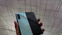 Samsung Galaxy Fold to pierwszy składany smartfon, który oficjalnie dotarł do naszego kraju. Będzie dostępny w sklepach od 18 października będzie dostępny w ponad 30 punktach w Polsce. Cena? 9000 zł