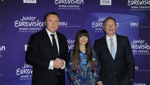 Jacek Kurski, Wiktoria Gabor i Jon Ola Sand po podpisaniu umowy na organizację Konkursu Eurowizji Junior 2019