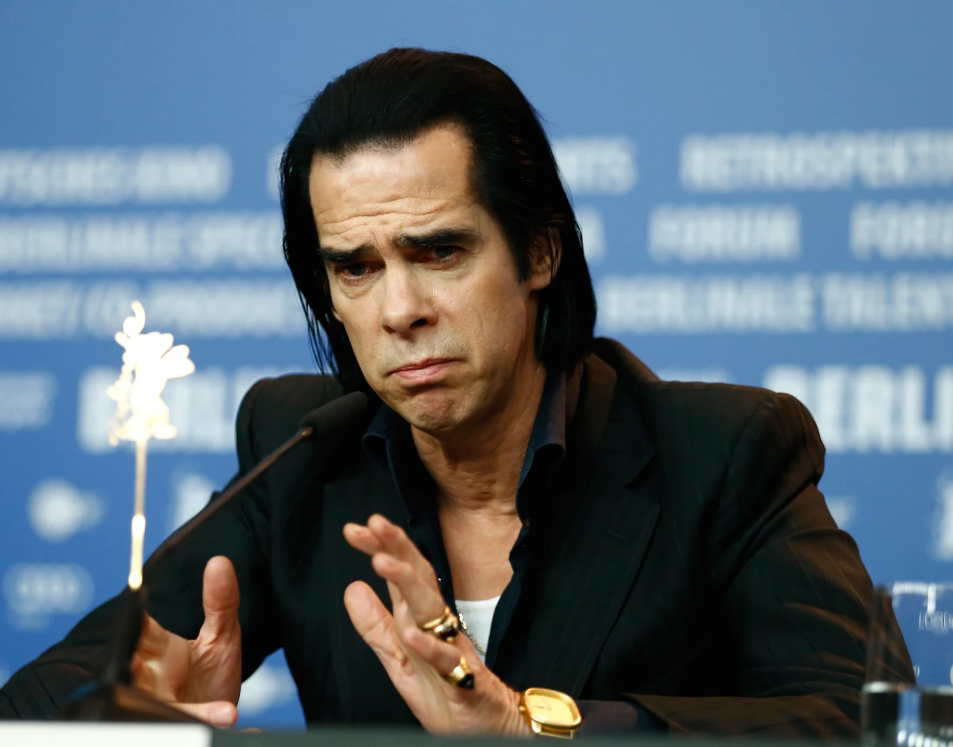Nick Cave podczas konferencji z okazji pokazu filmu "20 000 dni na Ziemi" podczas festiwalu Berlinale w 2014 r. Nick Cave podczas konferencji z okazji pokazu filmu "20 000 dni na Ziemi" podczas festiwalu Berlinale w 2014 r.