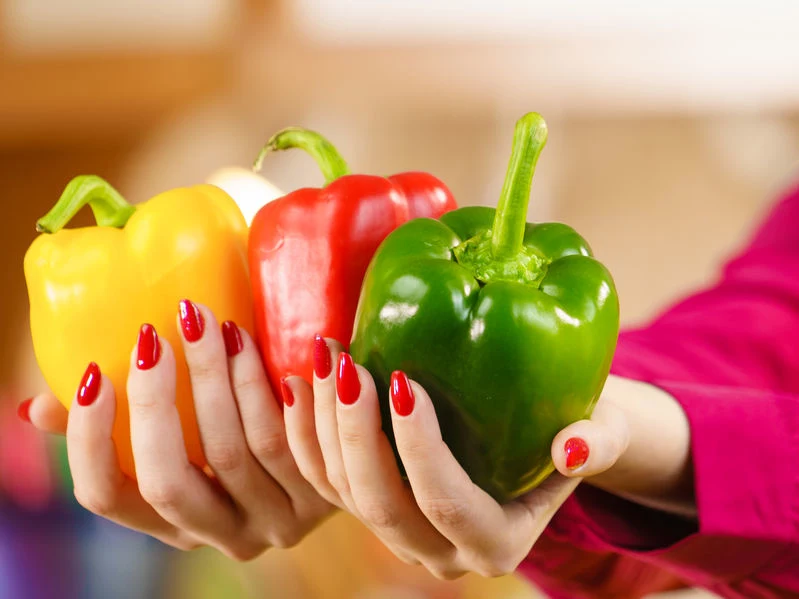 Papryka zawiera znaczne ilości błonnika, który sprzyja procesom metabolicznym i usprawnia perystaltykę jelit Papryka zawiera znaczne ilości błonnika, który sprzyja procesom metabolicznym i usprawnia perystaltykę jelit