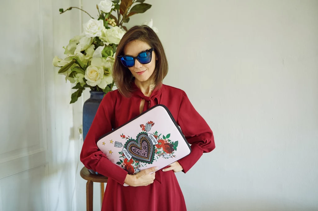 Jesienna kolekcja Goshico jest dedykowana kobietom w różnym wieku. Od młodych dziewczyn śledzących trendy modowe, poprzez kobiety, które cenią sobie funkcjonalność, skończywszy na dojrzałych kobietach, którym podoba się żart i zabawa modą. Jesienna kolekcja Goshico jest dedykowana kobietom w różnym wieku. Od młodych dziewczyn śledzących trendy modowe, poprzez kobiety, które cenią sobie funkcjonalność, skończywszy na dojrzałych kobietach, którym podoba się żart i zabawa modą.