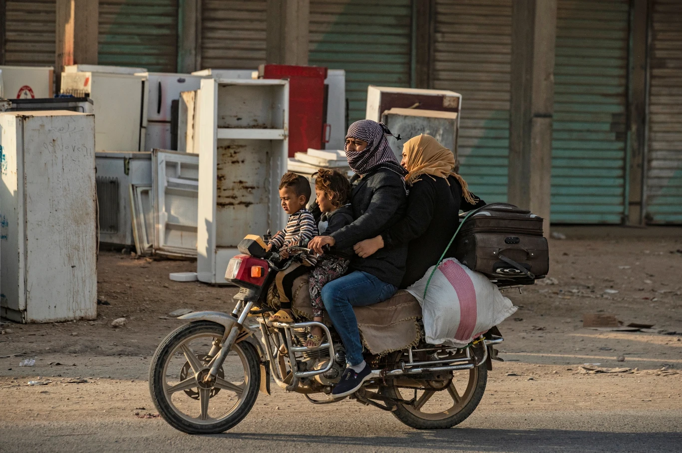 Mieszkańcy opuszczają atakowane tereny
